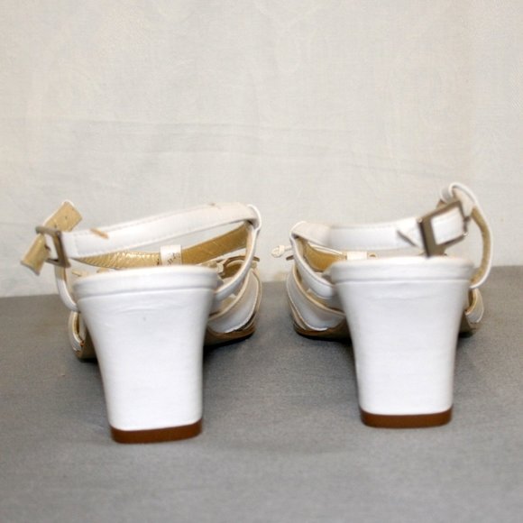 Lady Comfort T-Strap Leather Sandals - Picture 5 of 6